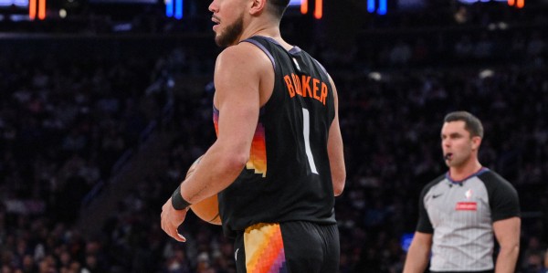 内外开花！布克半场11中5拿到15分 三分6中3