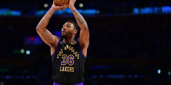 凤凰体育网页版-又追上来了！斯玛特接东契奇传球追身三分飚中 卢再次暂停